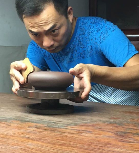 2000年进紫砂一厂开始从事紫砂学徒,师从工艺美术师朱永良,并得到工艺