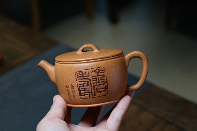 宜兴紫砂壶:【汉瓦】段泥/180ml/14孔/刘素素作品
