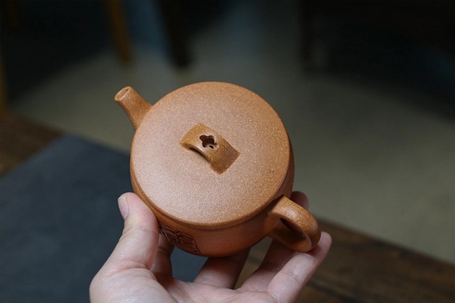 宜兴紫砂壶:【汉瓦】段泥/180ml/14孔/刘素素作品