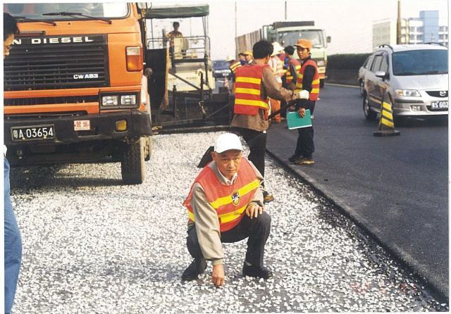 沙庆林在广深高速公路大修时赴工地考察