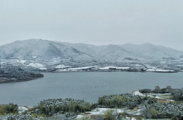 阳羡溪山雪景