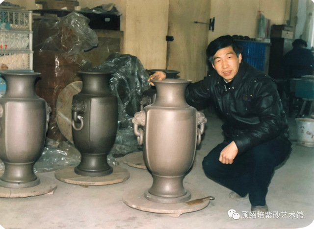 1987年为中南海紫光阁制作特大百寿瓶现场