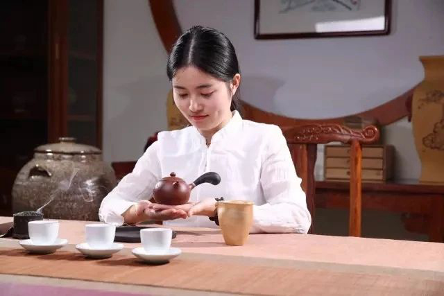 玩壶的女人