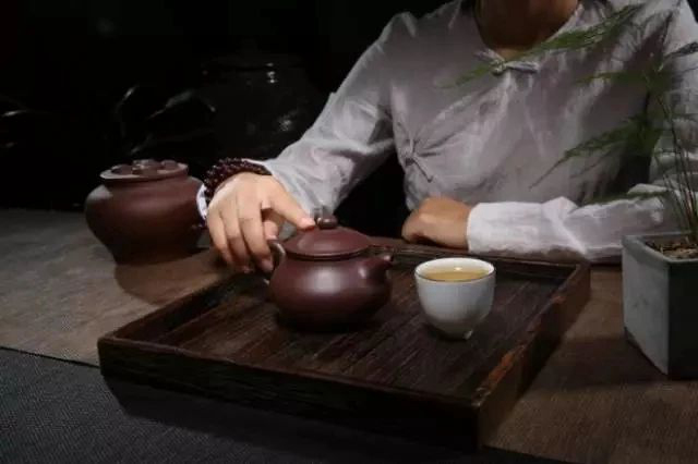 玩壶的女人